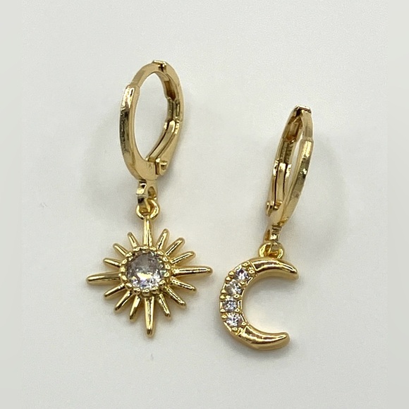 NWT VB&Co Artisan Crafted Gold & Crystal Dangle Star & Moon Earrings - Picture 2 of 3